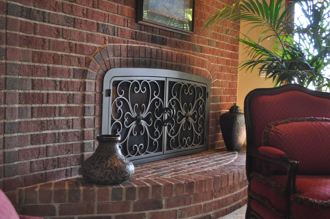 Valencia Arched Fireplace Door - Wrought Iron 3 Valencia Arched Fireplace Door - Wrought Iron - Image 3